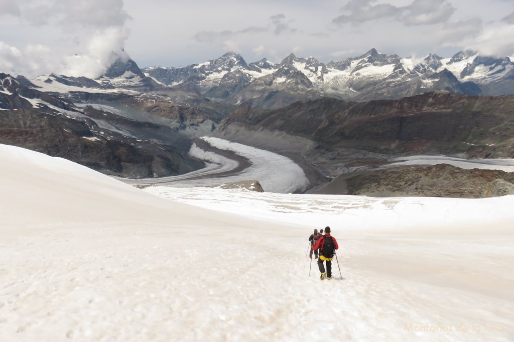 Bajando por el Glaciar del Monte Rosa, abajo los glaciares Grenx y Gorner, el Cervino y Weisshorn cubiertos, y la cresta de Gorner a la derecha